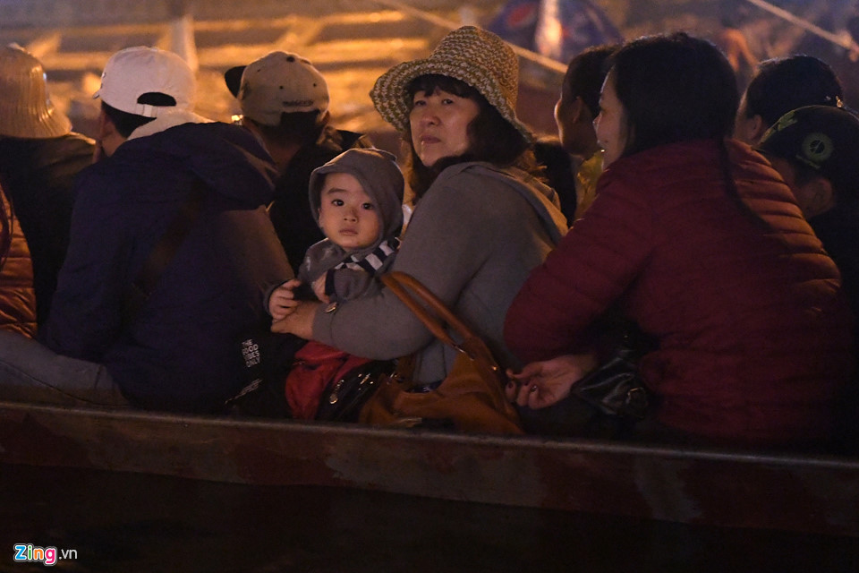 Hàng nghìn người trẩy hội chùa Hương trong đêm